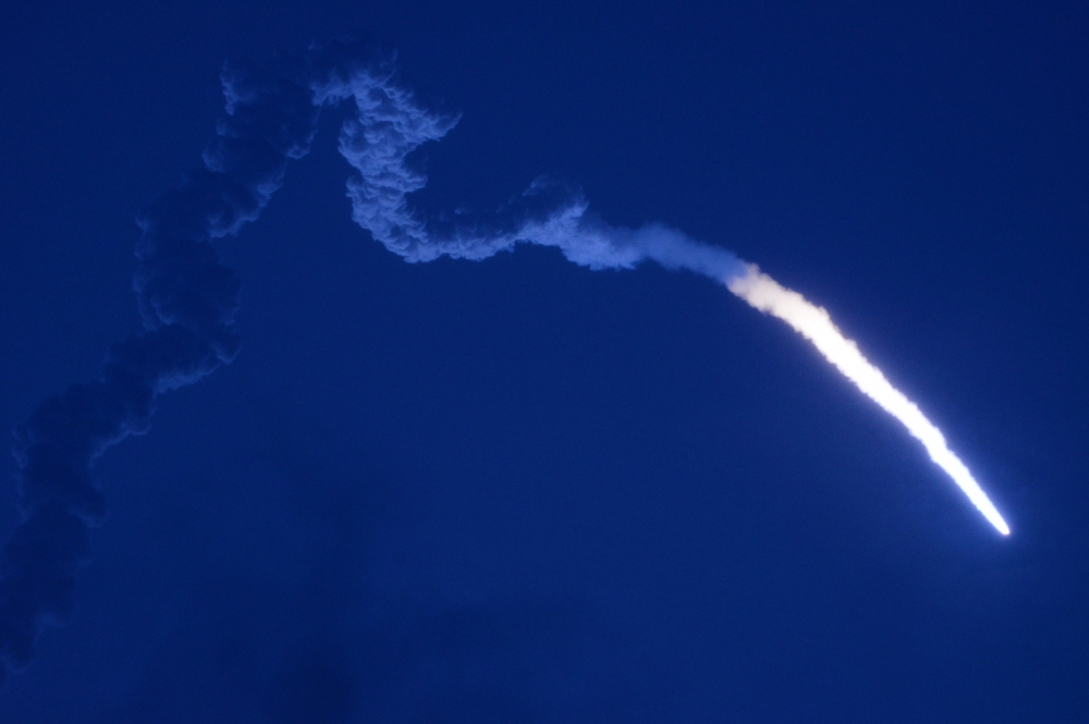 印度12日發射火箭，將衛星送入地球靜止軌道，火箭升空後因「技術異常」失控墜毀。（湯森路透）