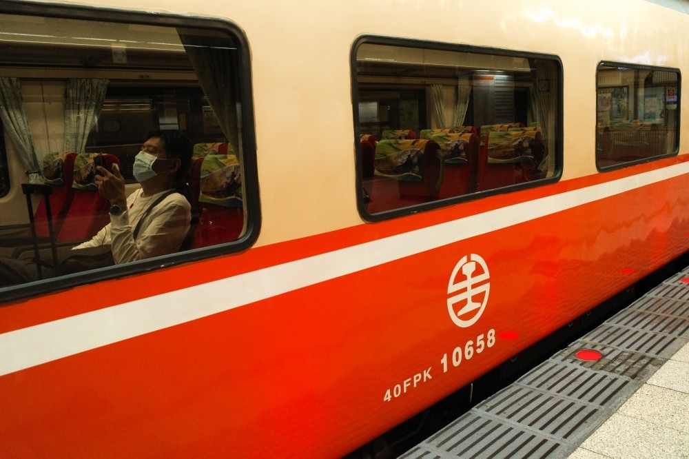 台鐵14日宣布，中秋連假火車票將於20日開放訂票。（資料照片／蔣銀珊攝）