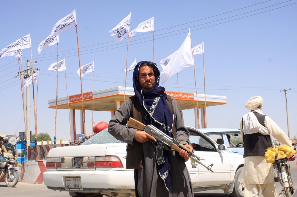 民兵組織神學士士兵持槍在加茲尼（Ghazni）街頭巡邏。（湯森路透）