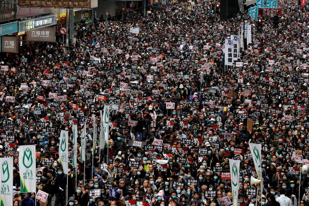 由民陣主辦、香港2020年元旦發起的大規模遊行集會。（湯森路透）