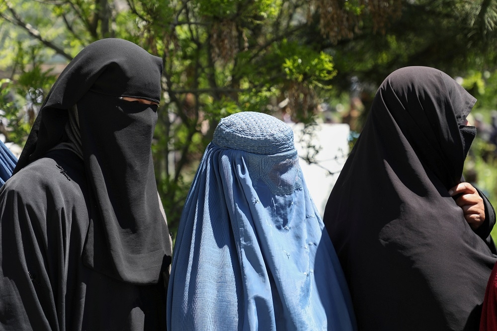 穿著全身長袍的阿富汗女性。（湯森路透）