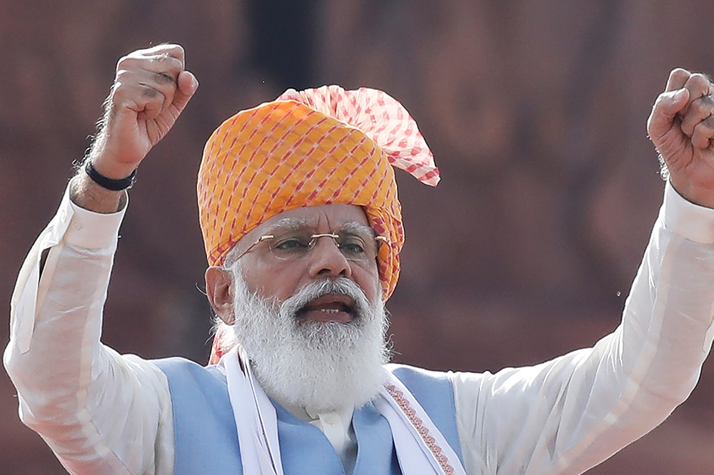 印度總理莫迪演講時慷慨激昂的舉起雙手，宣布將進行新一輪的基礎建設。（湯森路透）