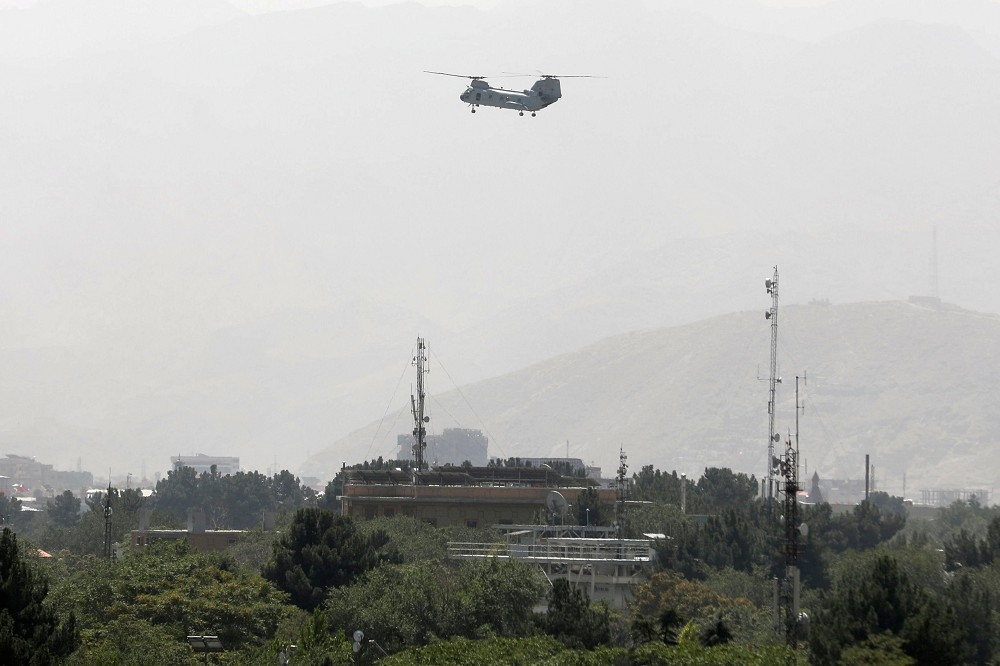 美軍直升機從喀布爾接走使館人員，被稱為阿富汗的「西貢時刻」。（湯森路透）