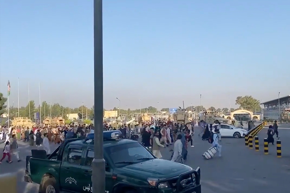大批民眾聚集於喀布爾機場，等待機會離開阿富汗。（湯森路透）