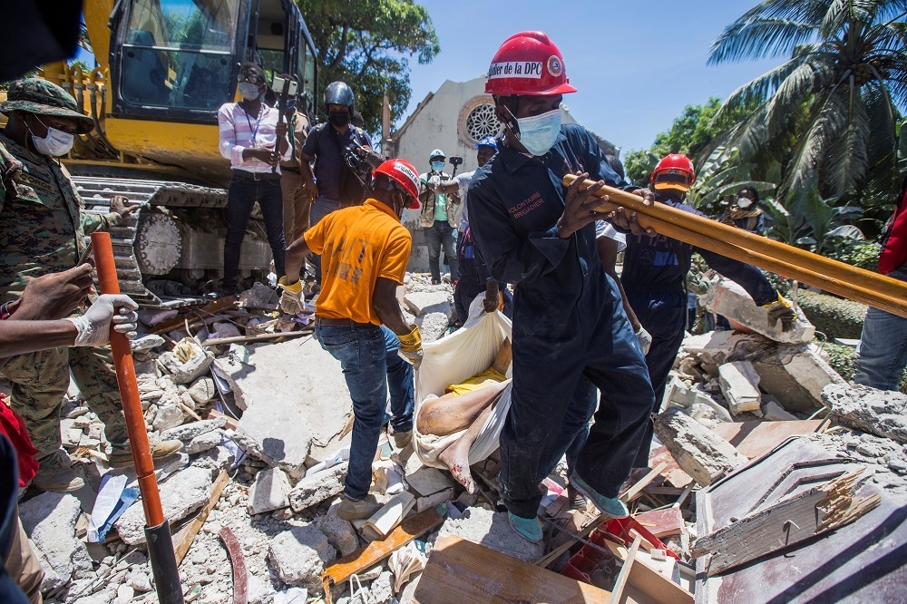 友邦海地14日發生規模7.2強震，不僅造成嚴重死傷，多個城鎮和鄉村的建築物全毀，我國政府決定捐50萬美元協助海地，並運送物資援助。（湯森路透）