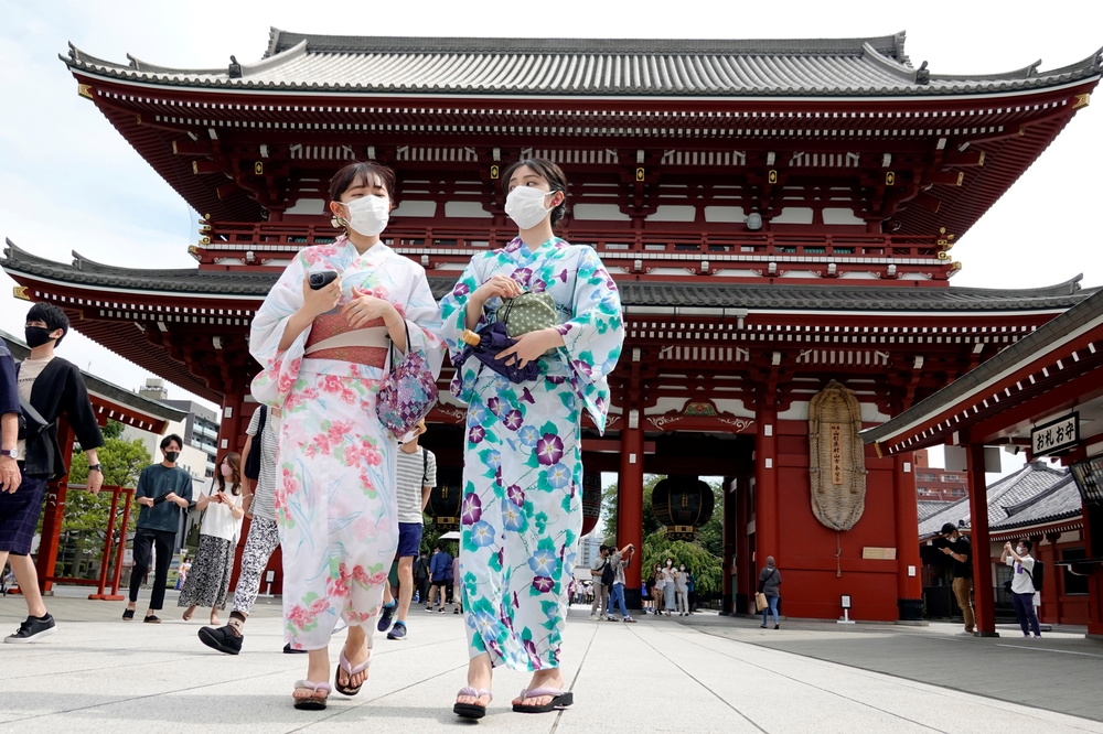 戴口罩前往神社參拜的日本和服女性。（湯森路透）