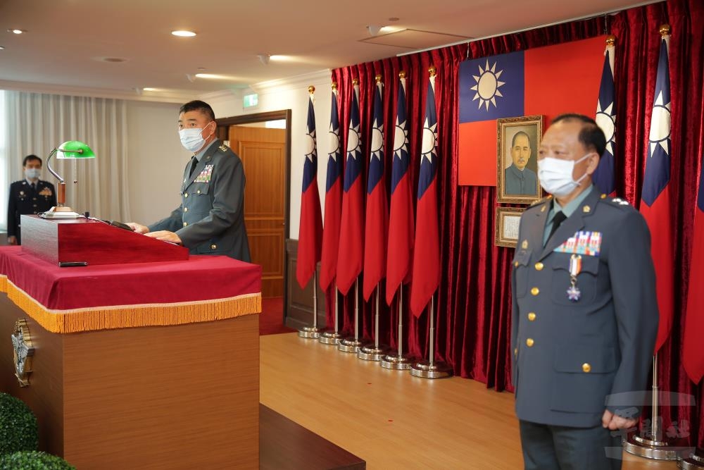國防部副參謀總長王興禮（右）遭爆11日結束公務行程返國，因「超帶」7條免稅菸被海關查獲，國防部將展開調查。（軍聞社提供）