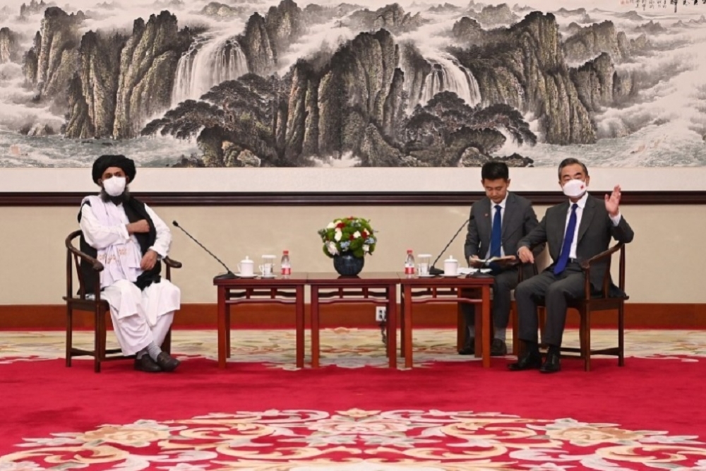 神學士代表與中國外交部長王毅會面。（湯森路透）