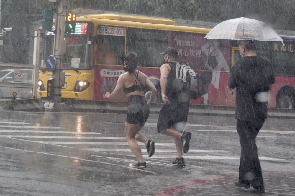吳德榮表示，18日開始有鋒面通過北部海面，午後各地將有強降雨發展。（資料照片／王侑聖攝）