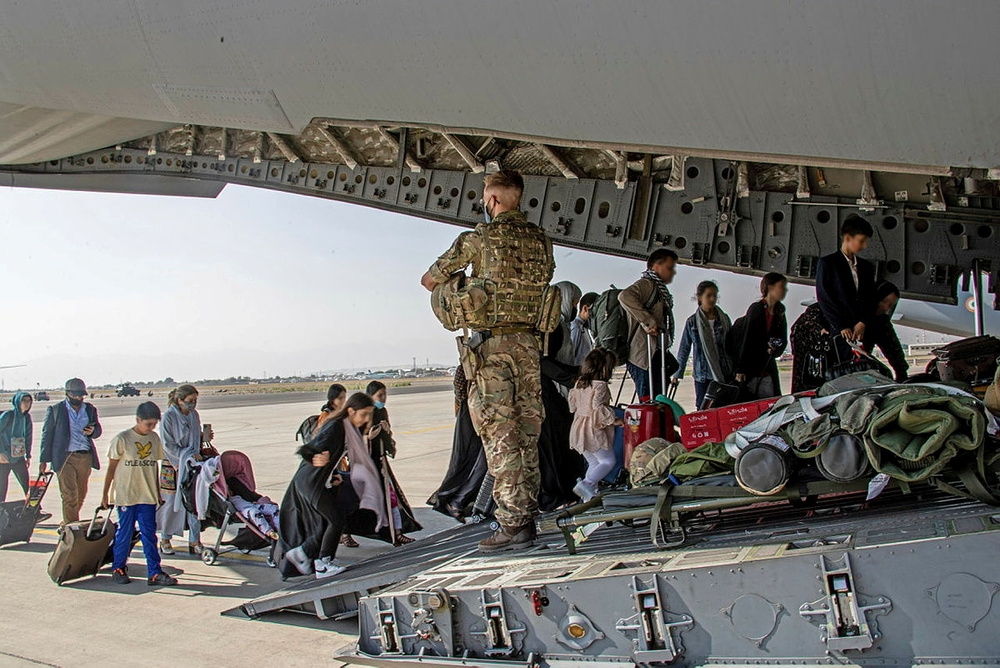 英國派遣軍用運輸機前往喀布爾，接回當地公民和阿富汗人。（湯森路透）