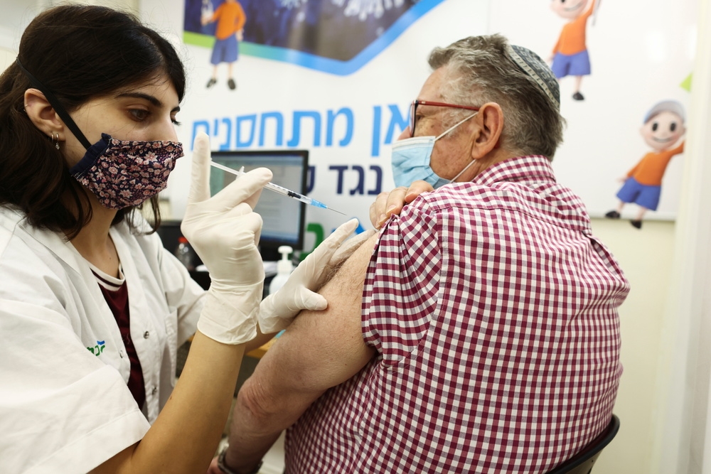 以色列民眾接種新冠肺炎疫苗。（湯森路透）