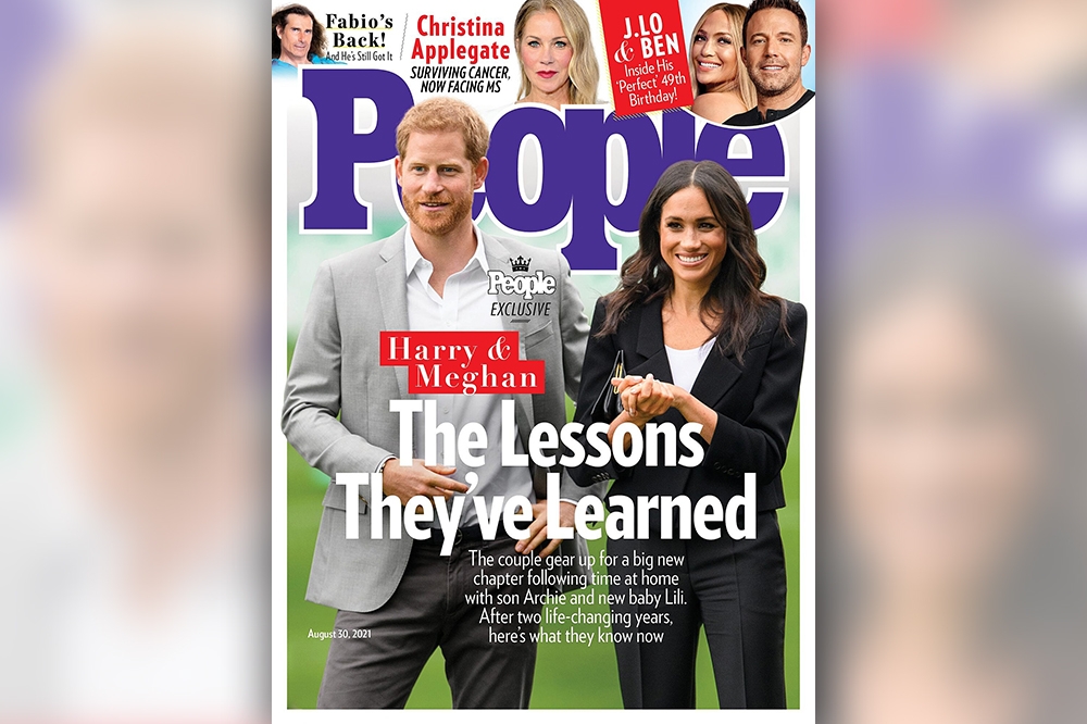 英國哈利王子與梅根即將結束育嬰假，他們登上美國《時人》雜誌封面，大打形象牌。（翻攝自雜誌封面）