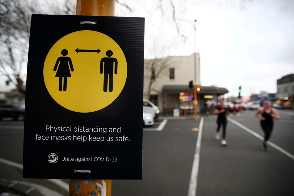 紐西蘭政府要求民眾在戶外保持社交距離。（湯森路透）
