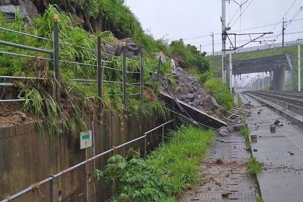 高鐵苗栗通霄路段7日因大雨造成邊坡土石滑落，台灣高鐵成立全線邊坡安全體檢小組。（高鐵提供）