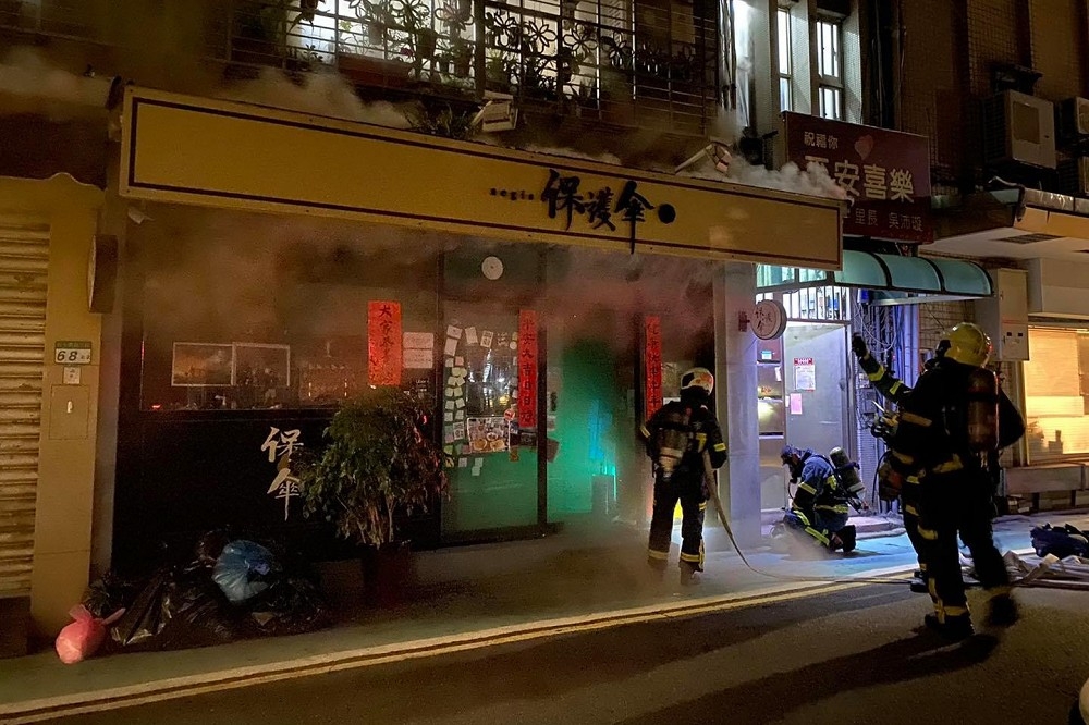 人權律師開設的保護傘餐廳20日凌晨發生大火，店面付之一炬。（取自保護傘臉書）