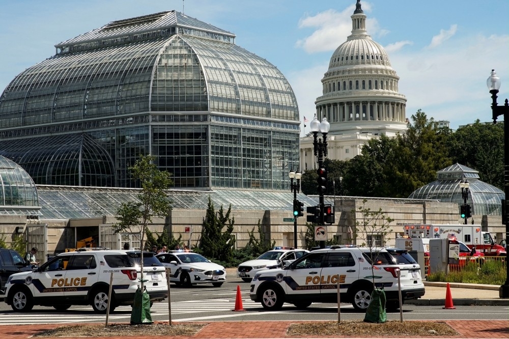 美國華盛頓當地時間19日，一名49歲男子在國會大廈附近發出炸彈威脅，與警方對峙5小後被捕，無人傷亡。據傳這名男子是川普支持者。（湯森路透）