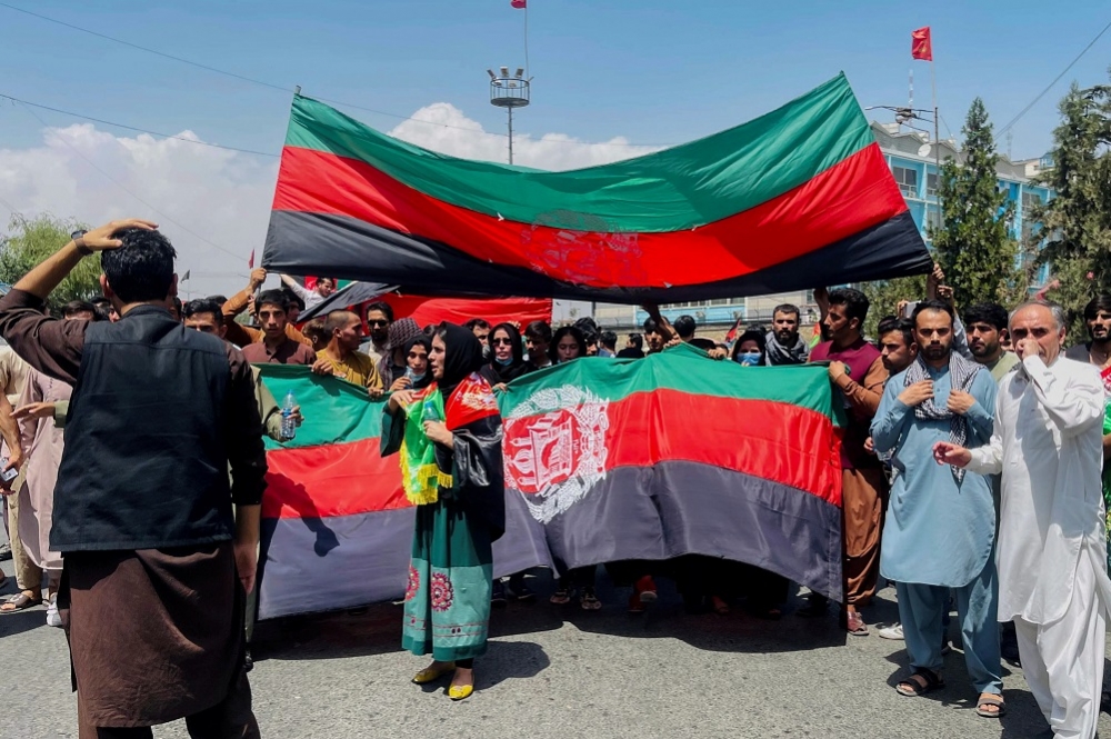 阿富汗國旗成為反抗的象徵，自神學士掌權以來數日抗議不斷。（湯森路透）