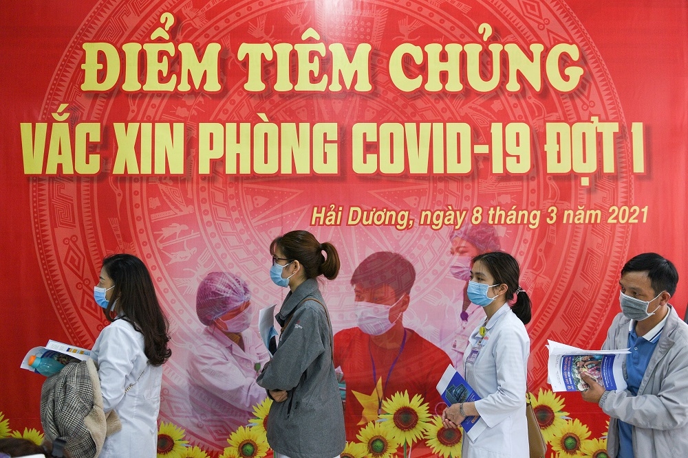 越南的醫護人員準備接種疫苗。（湯森路透）