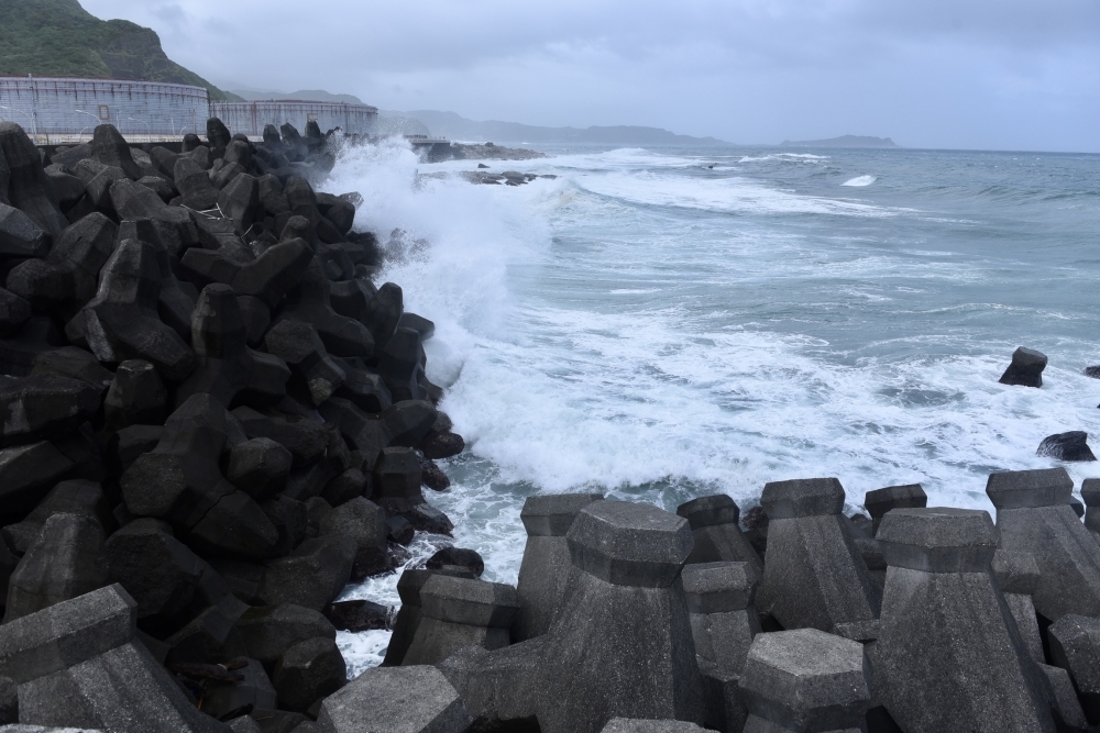 第12號颱風「奧麥斯」20日晚上8點形成，雖不會對台灣帶來大量雨勢，但基隆北海岸跟東半部仍須留意長浪。（資料照片／張哲偉攝）