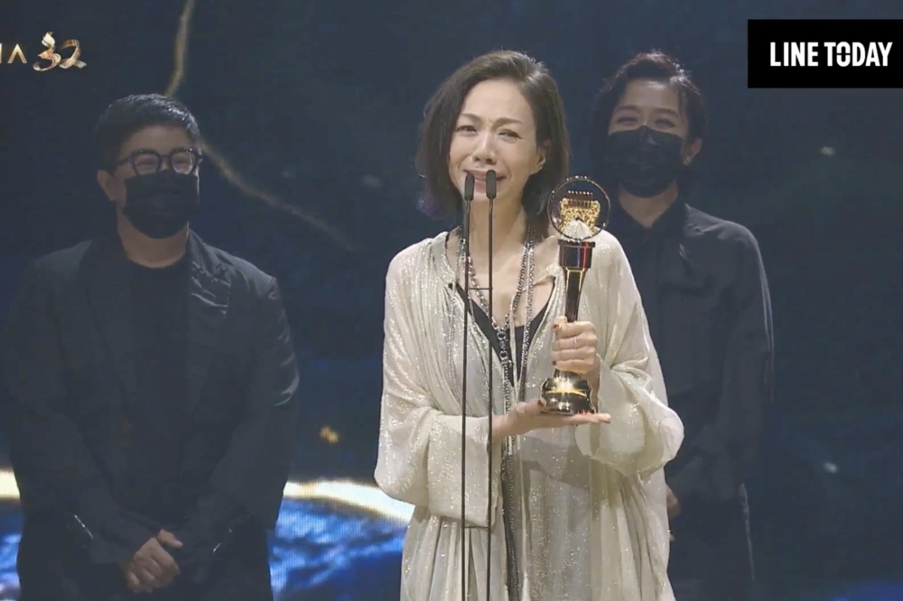 萬芳以《給你們Dear All》獲得評審團獎，她邀一起合作專輯的黃婷（左）、黃韻玲（右）一起上台。（翻攝自line TV）