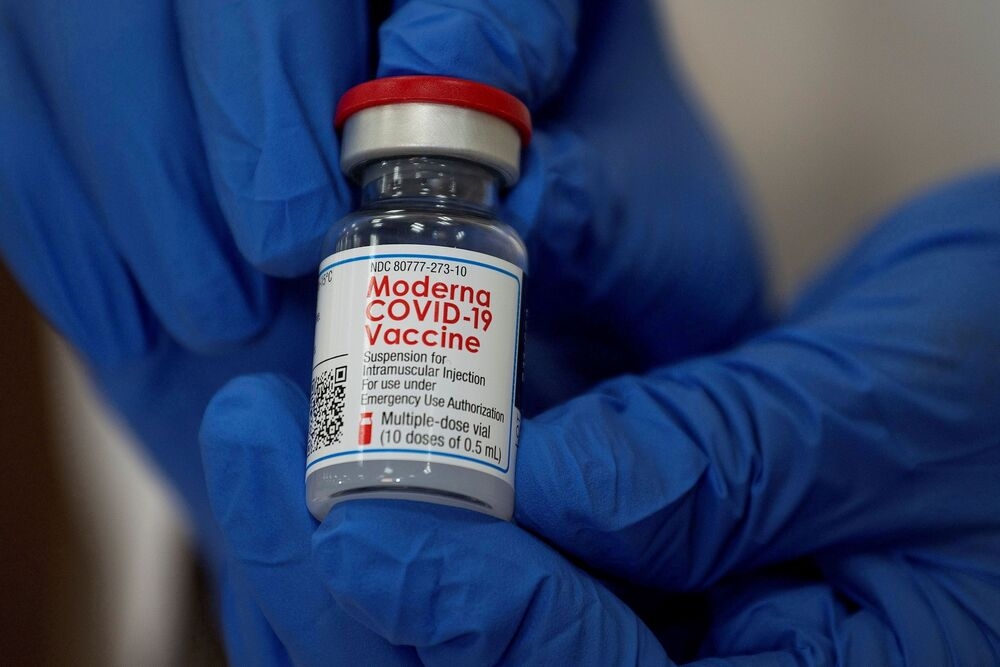 医护人员准备开封莫德纳版本的新冠疫苗。（汤森路透）(photo:UpMedia)