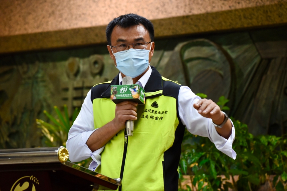 農委會主委陳吉仲22日親上火線開記者會，呼籲修法重罰走私動物的不肖商人。（張哲偉攝）