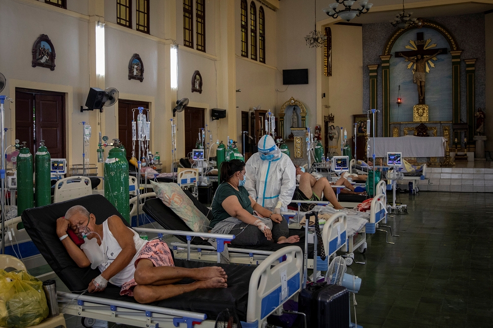 菲律賓醫護人員正在照護病患。（湯森路透）