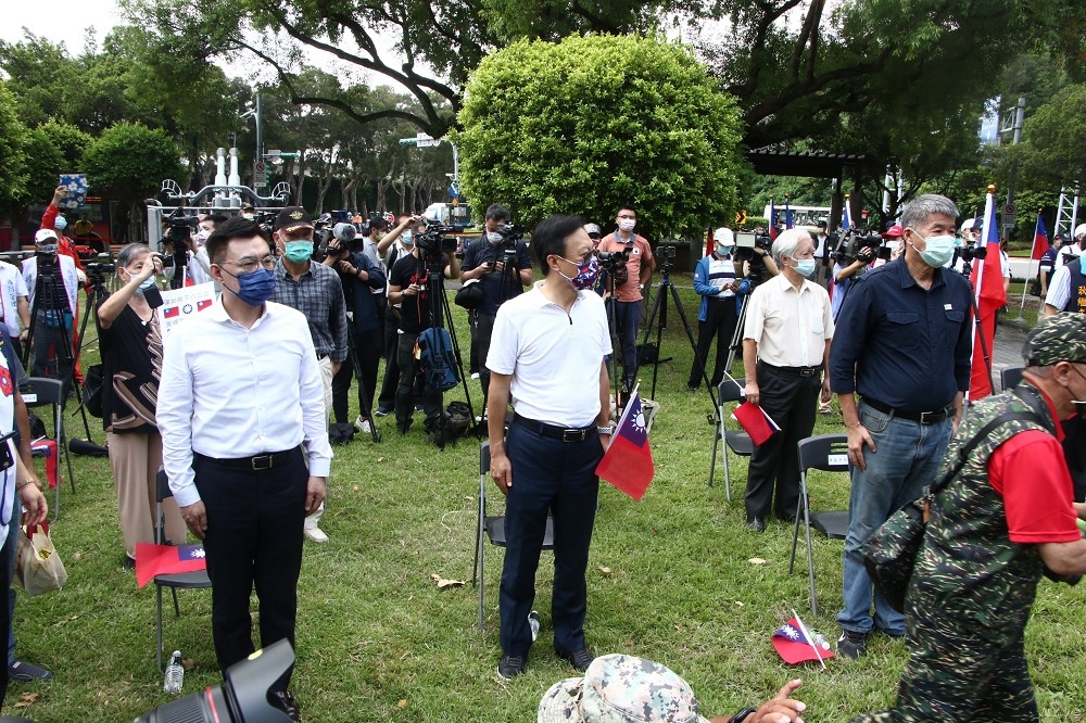 國民黨主席江啟臣（左1）在23日出席八二三砲戰63周年紀念活動，卻被安排坐在邊緣的位子。（王侑聖攝）