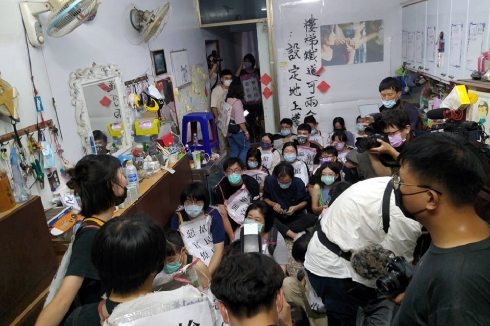 聲援南鐵東移拆遷戶裡的學生。（取自黃春香臉書）