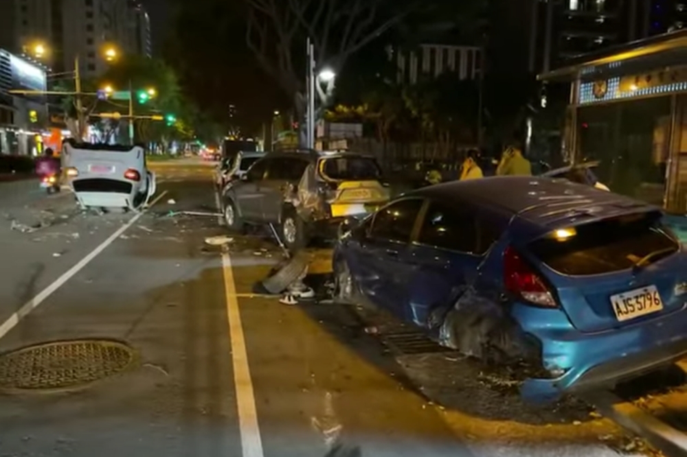 林女22日晚間駕駛白色賓士車，因不明原因撞上路邊3輛車。（擷自記者爆料網臉書）