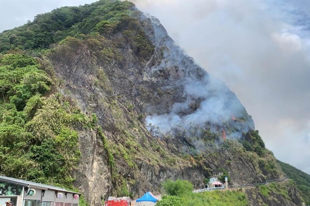 24日驚傳花蓮豐濱鄉「親不知子海上古道」上方山壁火燒山，遊客緊急疏散。（豐濱鄉公所提供）