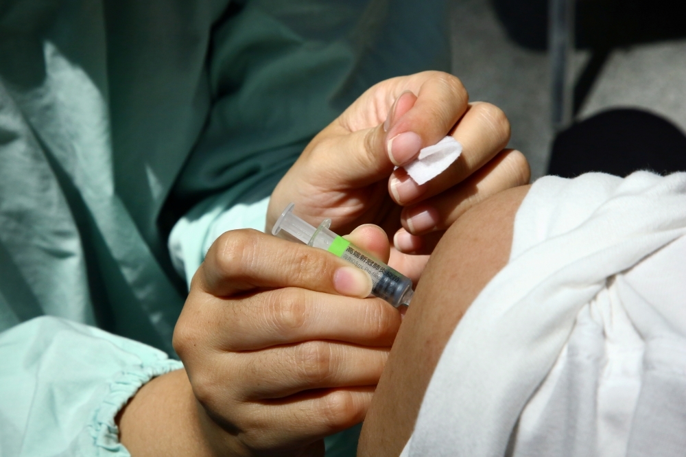 新北市蘆洲一名39歲男子23日打完高端疫苗，24日中午遭家人發現倒臥於浴室，送醫後不治。圖為示意畫面。（湯森路透）