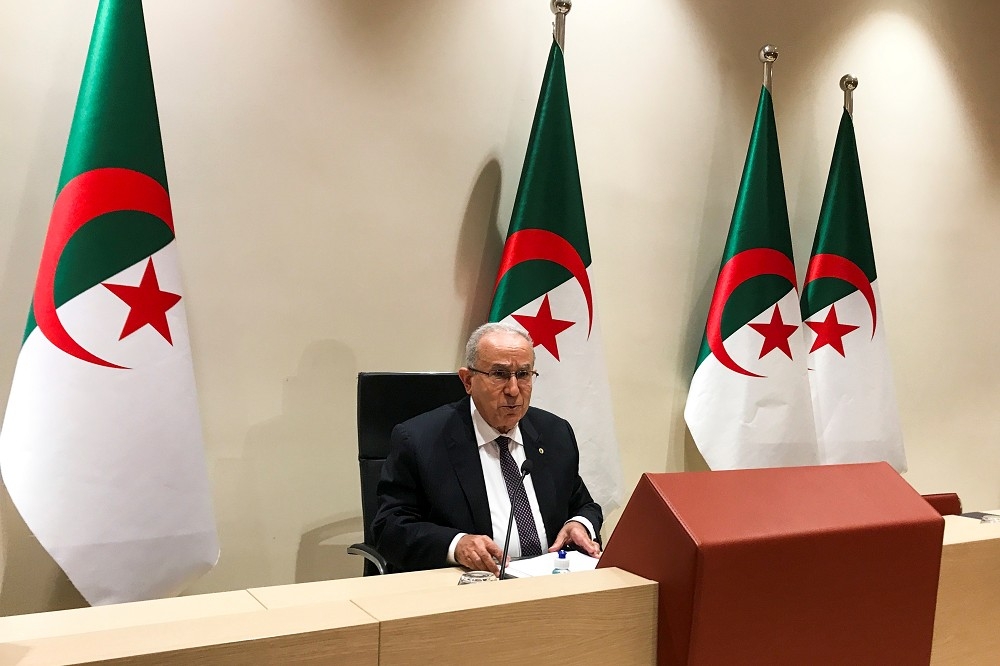 阿爾及利亞外交部長拉馬姆拉在阿爾及爾召開記者會。（湯森路透）