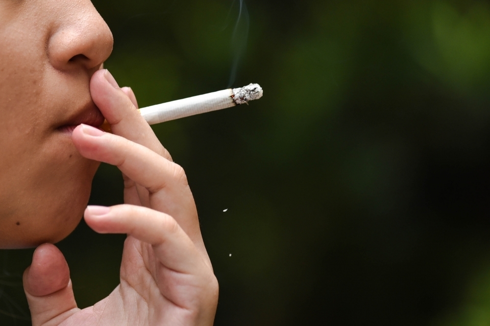 吸菸行為可能會有數個造成疫情傳播的風險。（資料照片）