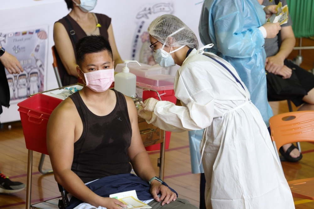 國內26日新增8例確診。圖為台大醫院首度開打高端疫苗。（資料照片／陳愷巨攝）