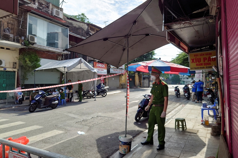 越南派遣軍隊進駐胡志明市區，協助進行防疫管制。（湯森路透）