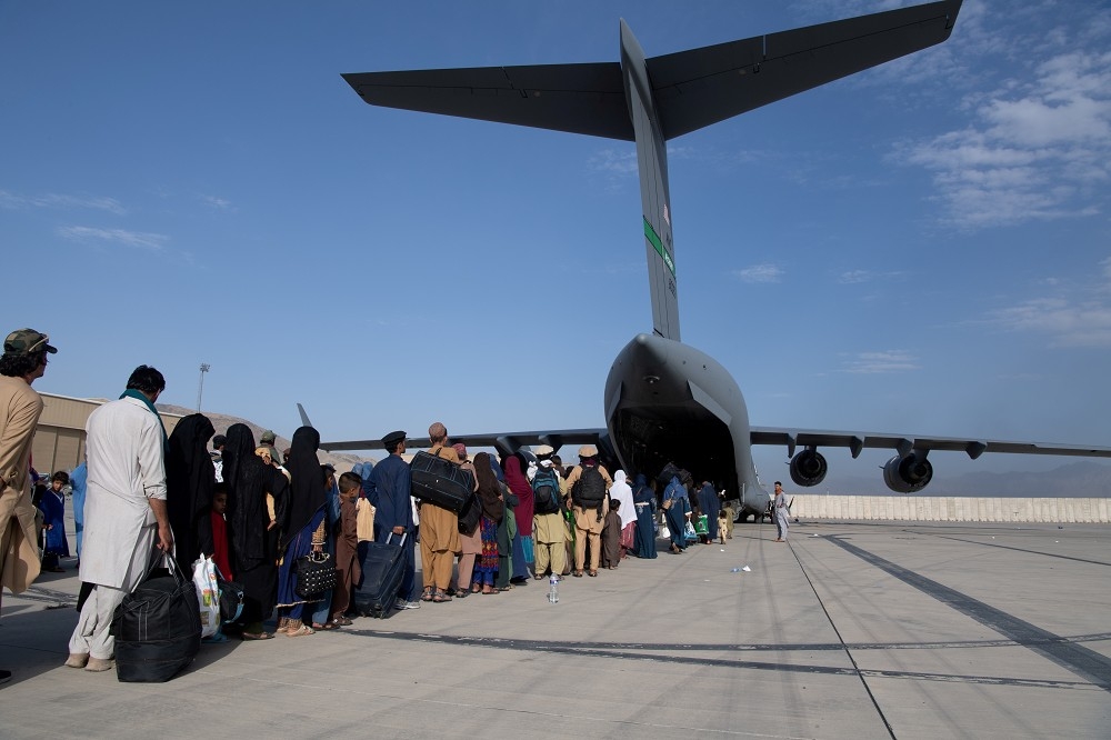 喀布尔机场连日上演各国撤侨。（汤森路透）(photo:UpMedia)