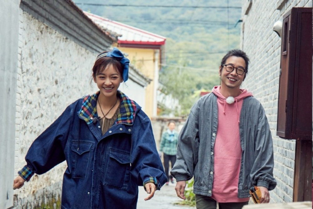 陳意涵（左）與導演老公許富翔結婚三年多，兩人曾一起參加中國實境秀《幸福三重奏》，展現恩愛日常。（取自微博）