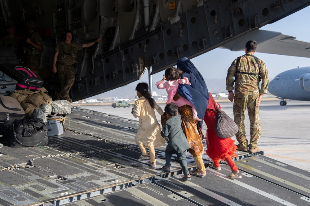 阿富汗民眾登上美軍撤僑專機離境。（湯森路透）