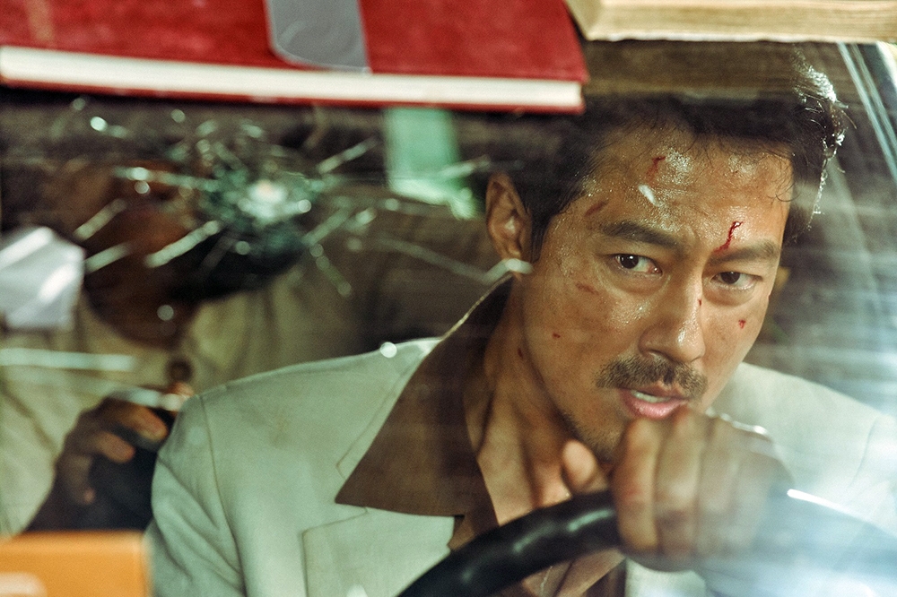 趙寅成在《逃出摩加迪休》飾演國家安全企劃部出身的情報員。（車庫娛樂提供）