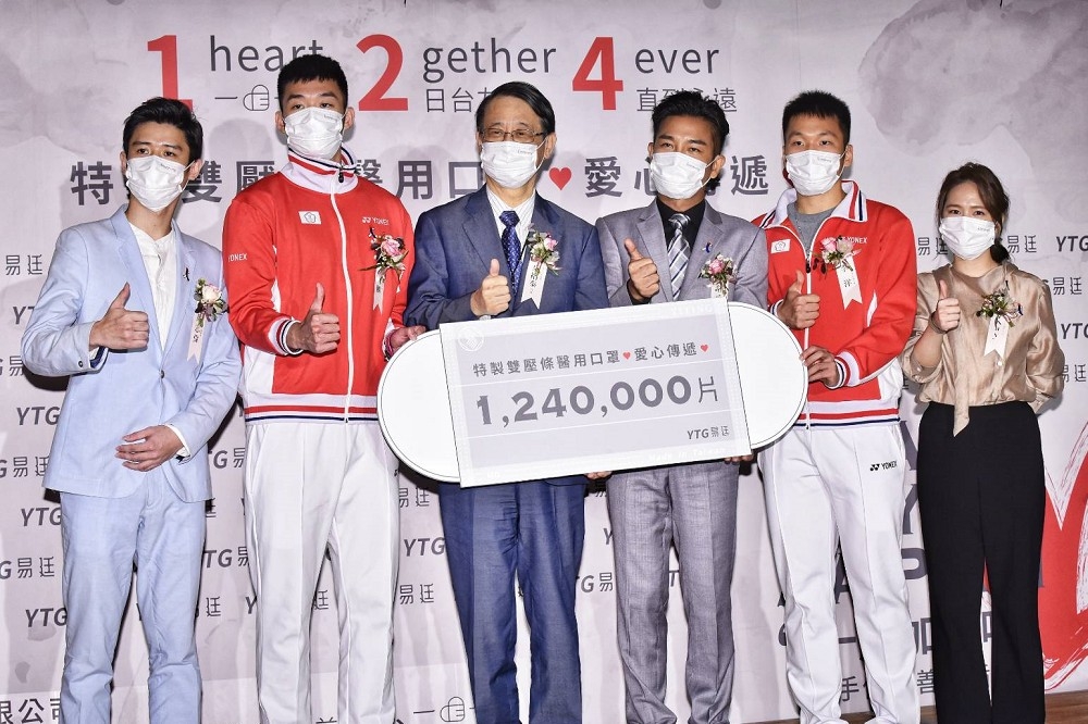 李洋（右2）、王齊麟（左2）攜手謝承均（右3）捐贈124萬片口罩，回報日本贈我疫苗，由日本台灣交流協會代表泉裕泰（左3）代收。（楊約翰攝）
