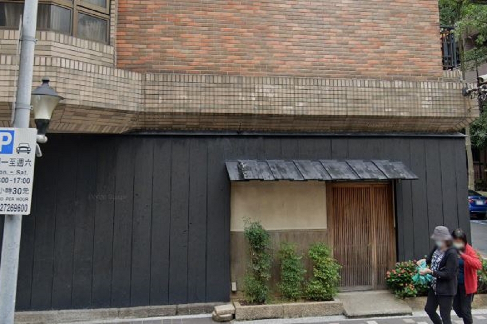 知名日式料理餐廳「磯勢」外觀低調，看不出來是一家高檔日本料理餐廳。磯勢因拒絕接受米其林評鑑，罕見向法院提告。（擷取自Google街景）