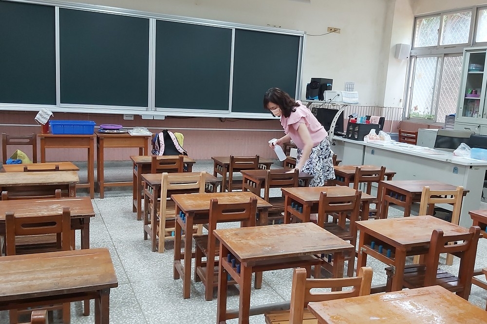 台南市各校教職人員馬不停蹄準備開學防疫工作。（取自台南市政府教育局官網）