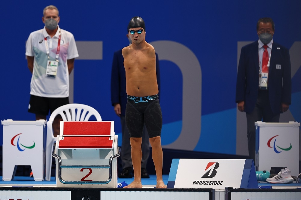 阿富汗游泳選手卡里米利用身體核心肌群與強壯的雙腿，在水中快速前進。（湯森路透）