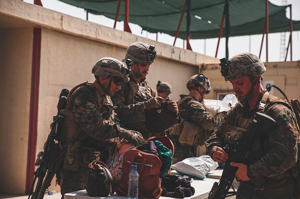 在美军逐渐撤离时，网上即不断流出阿富汗政府军投降的影片，似有心理上的震撼效应。（汤森路透）(photo:UpMedia)