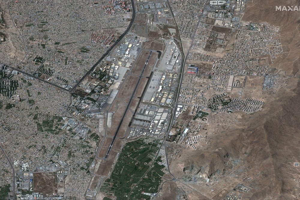 喀布爾機場撤離的混亂形勢之下，恐怖組織趁機發動恐攻。（湯森路透）