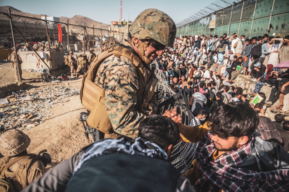 喀布爾國際機場裡外一片混亂，儘管美國當局如火如荼撤離軍隊、美國公民和阿富汗盟友，面對神學士封鎖機場外圍仍舉步維艱。（湯森路透）