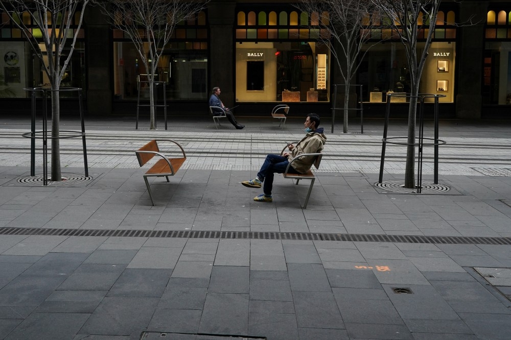 澳洲疫情近日嚴峻，雪梨民眾維持社交距離。（湯森路透）