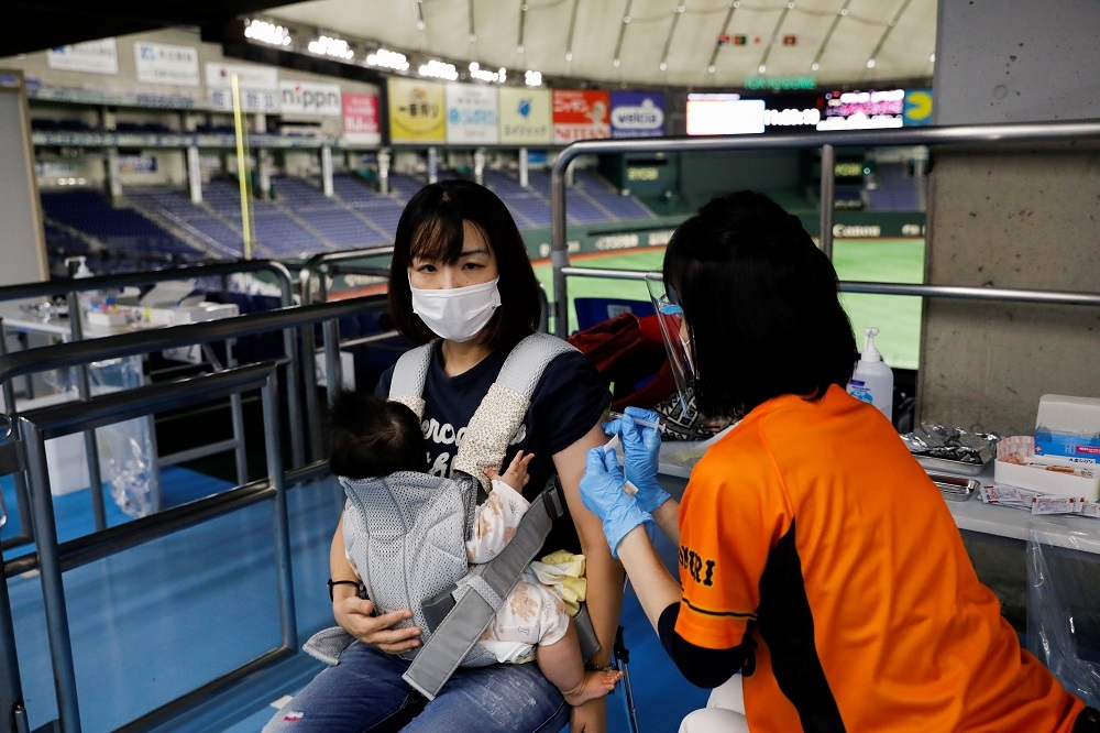 日本擴大接種，傳出莫德納遭汙染。（湯森路透）