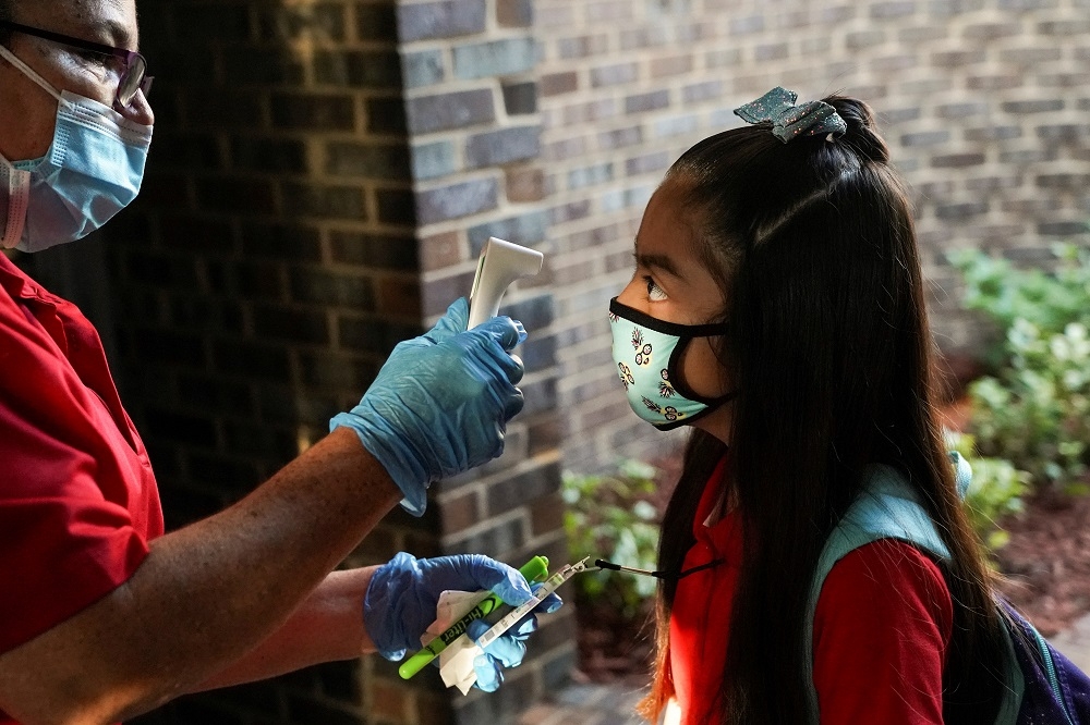 美國開學季到來，傳出未接種教師感染26人，CDC呼籲遵守防疫準則維護校園安全。（湯森路透）